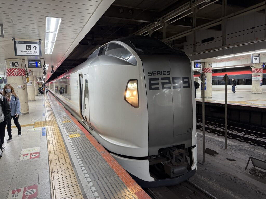 羽田 vs 成田:哪座東京機場更適合你?(2026年版) The Narita Express train at a Tokyo station platform