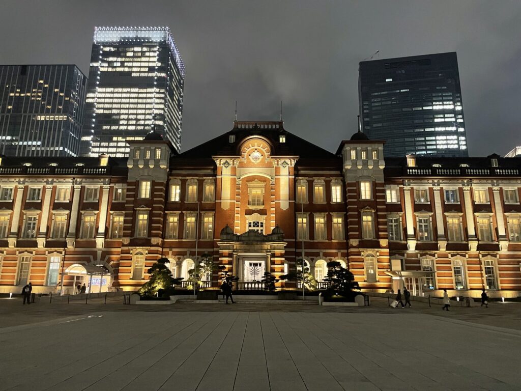 Las 15 mejores cosas que hacer en Tokio y que puedes reservar con antelación (2026) Tokyo Station lit up at night in Marunouchi