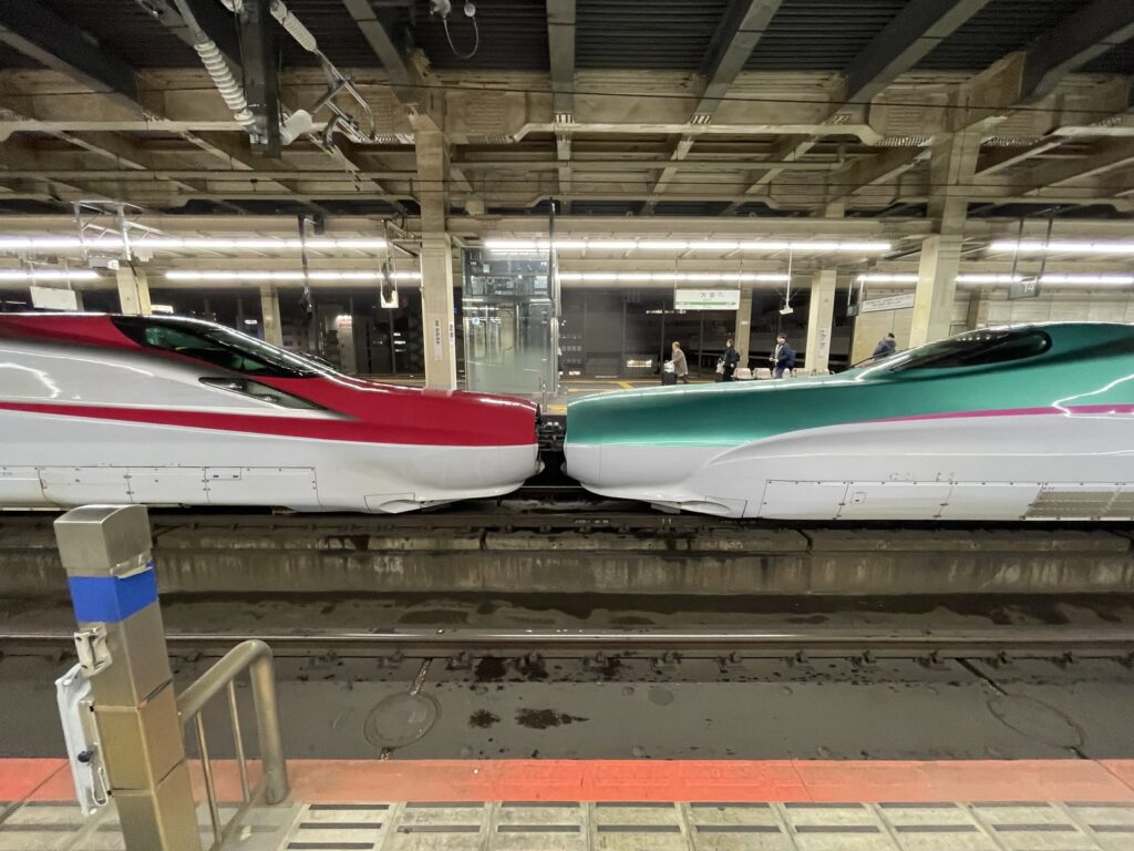 圖解日本電車:JR、私鐵、地下鐵與IC卡完全指南(新手必讀) Shinkansen bullet trains (Hayabusa and Komachi) at a Japanese station platform