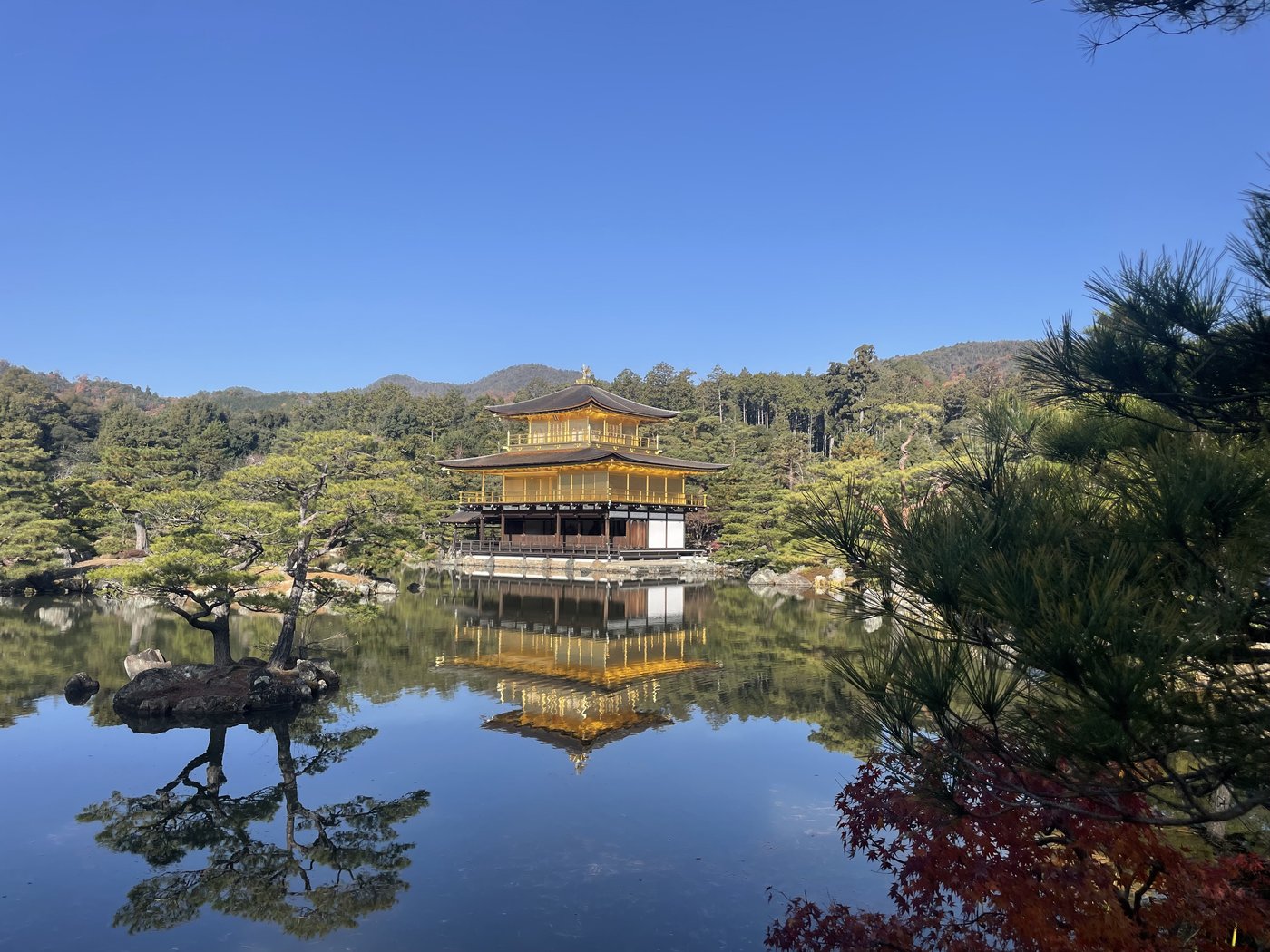 ชินโตกับพุทธ: อธิบายสองศาสนาของญี่ปุ่นให้เข้าใจง่าย Kinkaku-ji, the Golden Pavilion, reflected in its pond in Kyoto