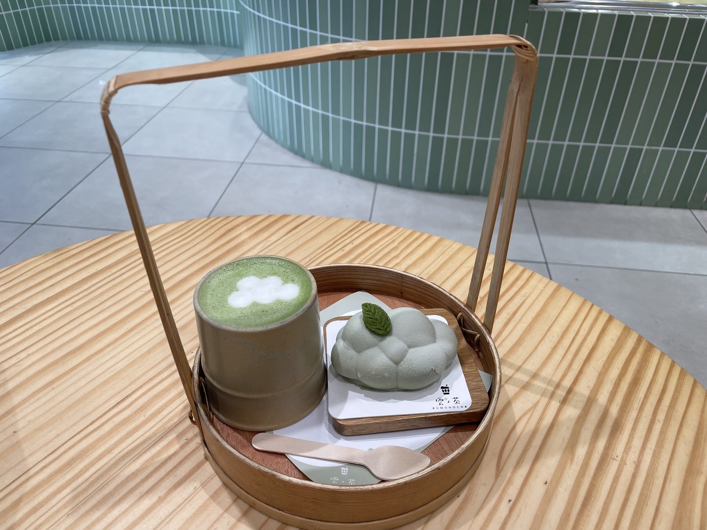 Qué hacer en Kioto: templos, jardines y mucho más (2026) A matcha latte and a matcha dessert at a Kyoto cafe