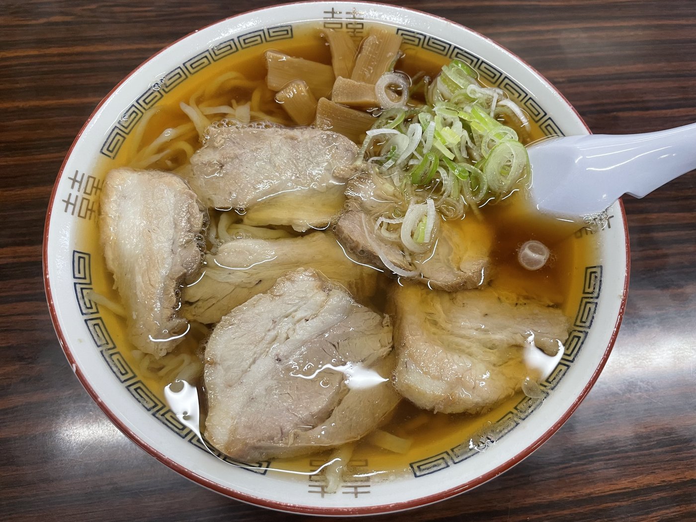 เที่ยวญี่ปุ่นใช้เงินเท่าไหร่? งบประมาณจริงสำหรับปี 2026 A bowl of classic shoyu (soy sauce) ramen with sliced chashu pork