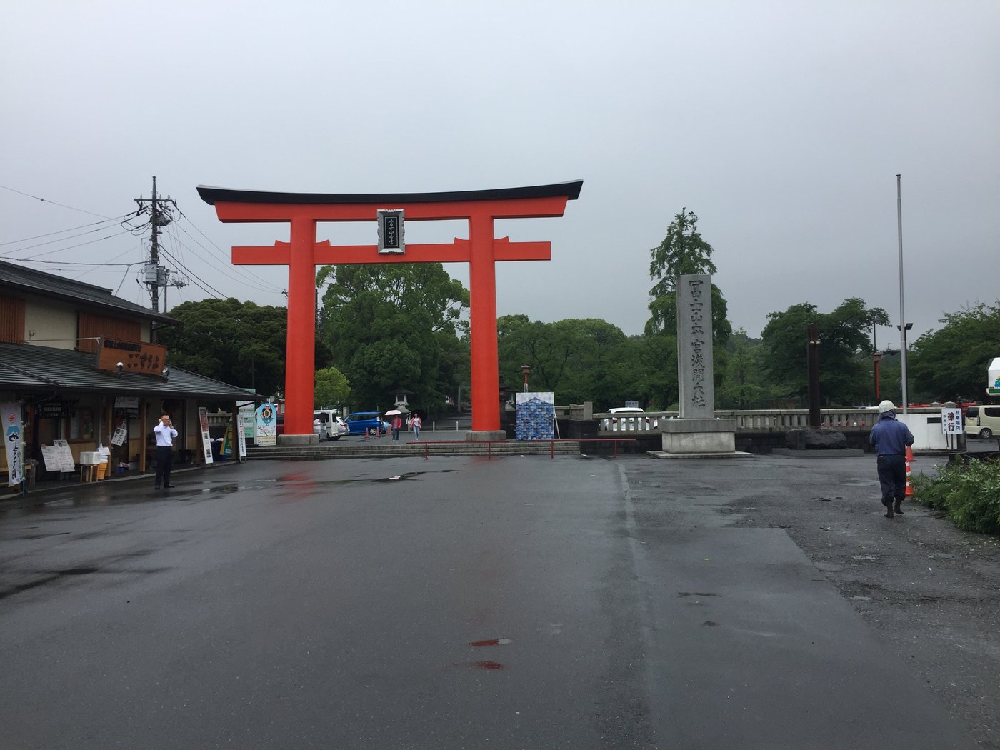 Cómo subir al Monte Fuji en 2026: permisos, rutas y las reglas que han cambiado The great torii of Fujisan Hongu Sengen Taisha