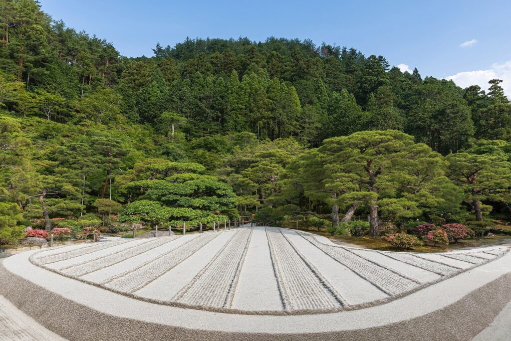 สวนญี่ปุ่น: ความหมายที่ซ่อนอยู่เบื้องหลังการออกแบบ Dry-sand Zen garden made of beige stripes a sunny day at Higashiyama Jisho-ji Buddhist temple Ginkaku-ji Kyoto Japan
