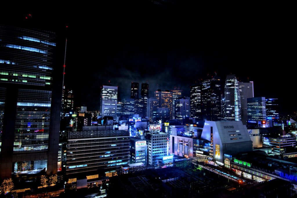 จากสนามบินนาริตะไปชินจูกุ: เส้นทางที่เร็วที่สุดและถูกที่สุด (2026) Shinjuku Station South Entrance area at night, Tokyo, Japan (2015-01-24 by calvision @Pixabay 617590)