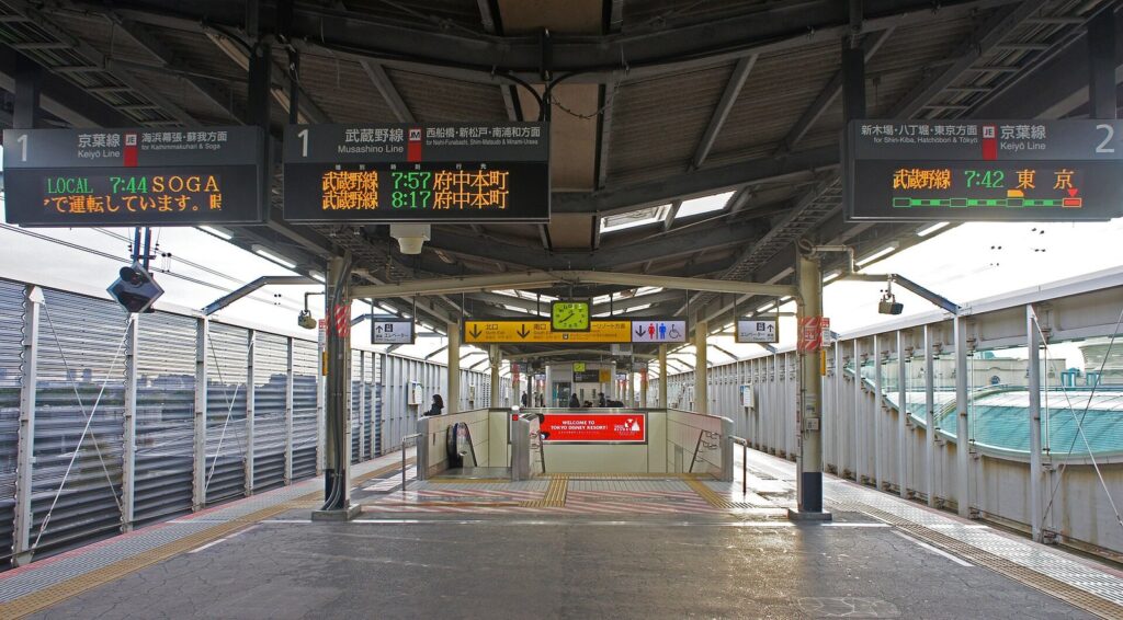 จากนาริตะและฮาเนดะไปโตเกียวดิสนีย์รีสอร์ท: เดินทางยังไงดี (2026) JR Keiyo-Line Maihama Station Platform