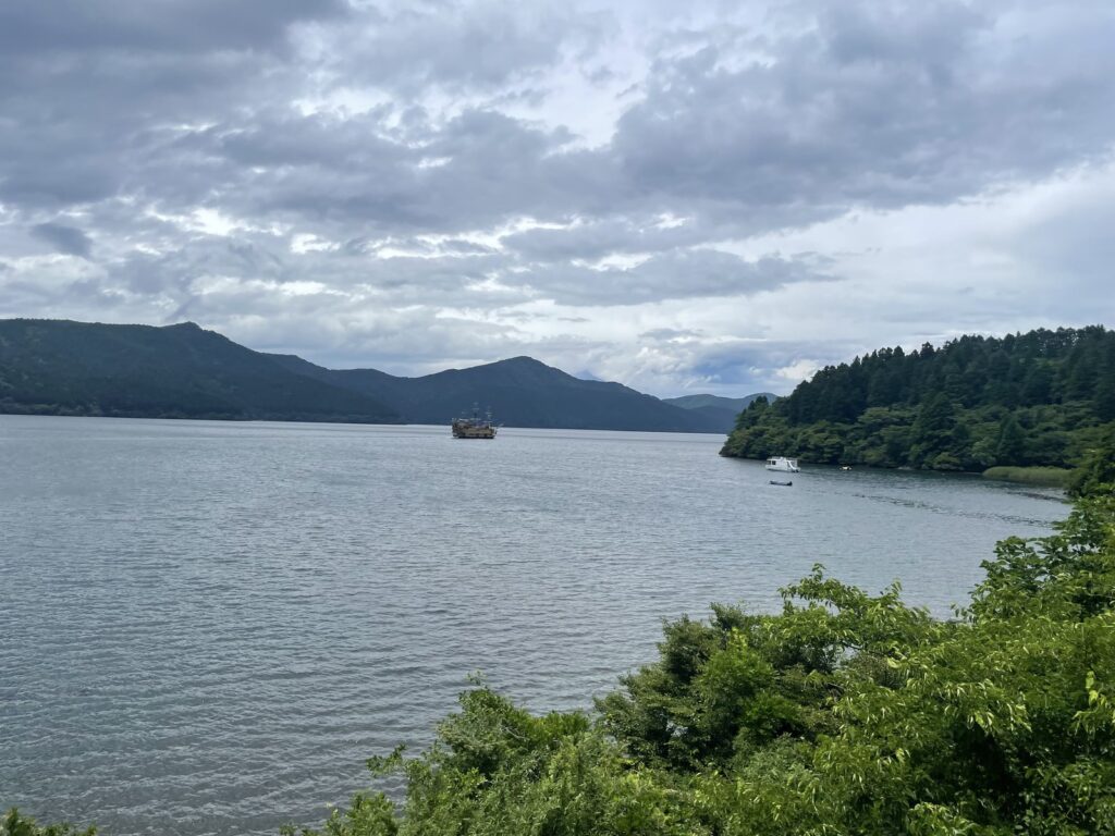 Guía de Hakone: onsen, vistas del Monte Fuji y arte (2026) Lake Ashi in Hakone with mountains and cloudy sky