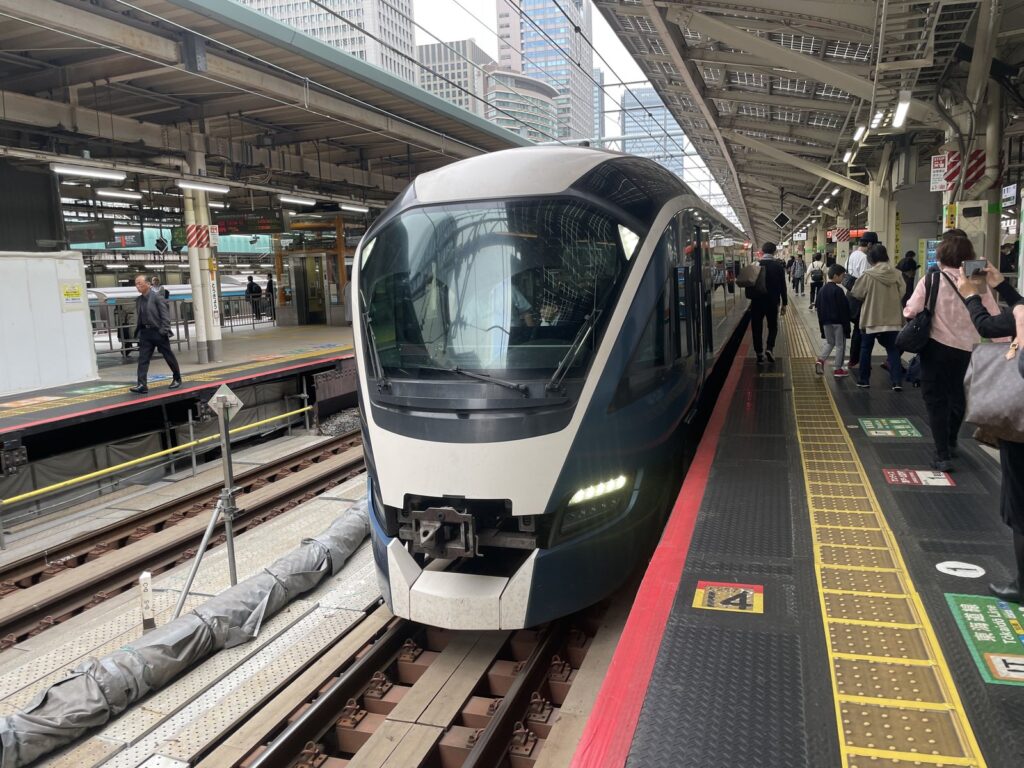 จากสนามบินฮาเนดะเข้าโตเกียว: วิธีเดินทางที่ดีที่สุด (2026) A limited express train at a Tokyo station platform