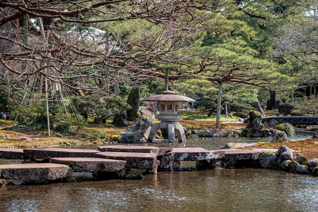 A stone lantern in the Kenrokuen Garden, Kanazawa (53621201284)