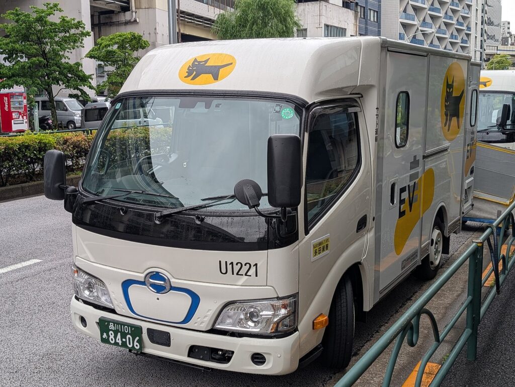 Yamato delivery electrick truck, Hino