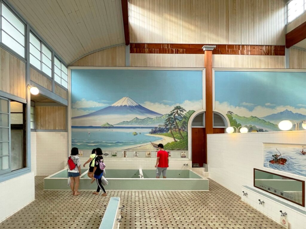 Japanese communal bathhouse SENTO Sentō 銭湯の浴室